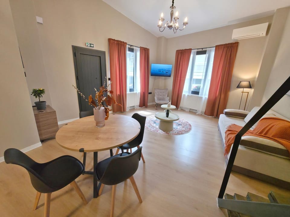 TV and multimedia, Living room, Seating area, Dining area