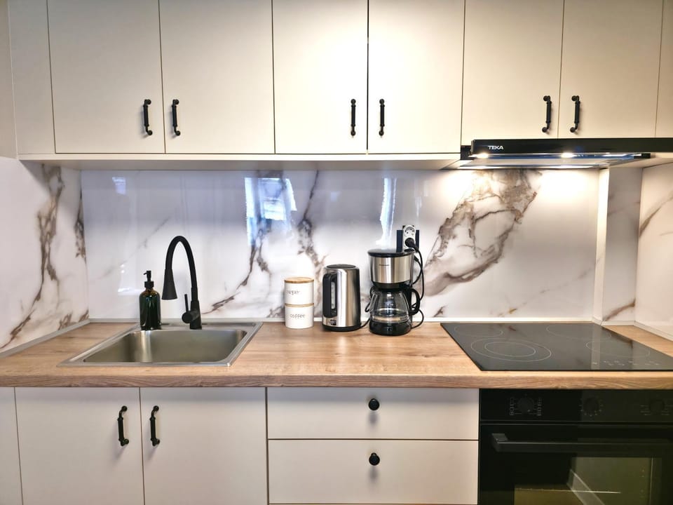 Coffee/tea facilities, Kitchen or kitchenette, stove