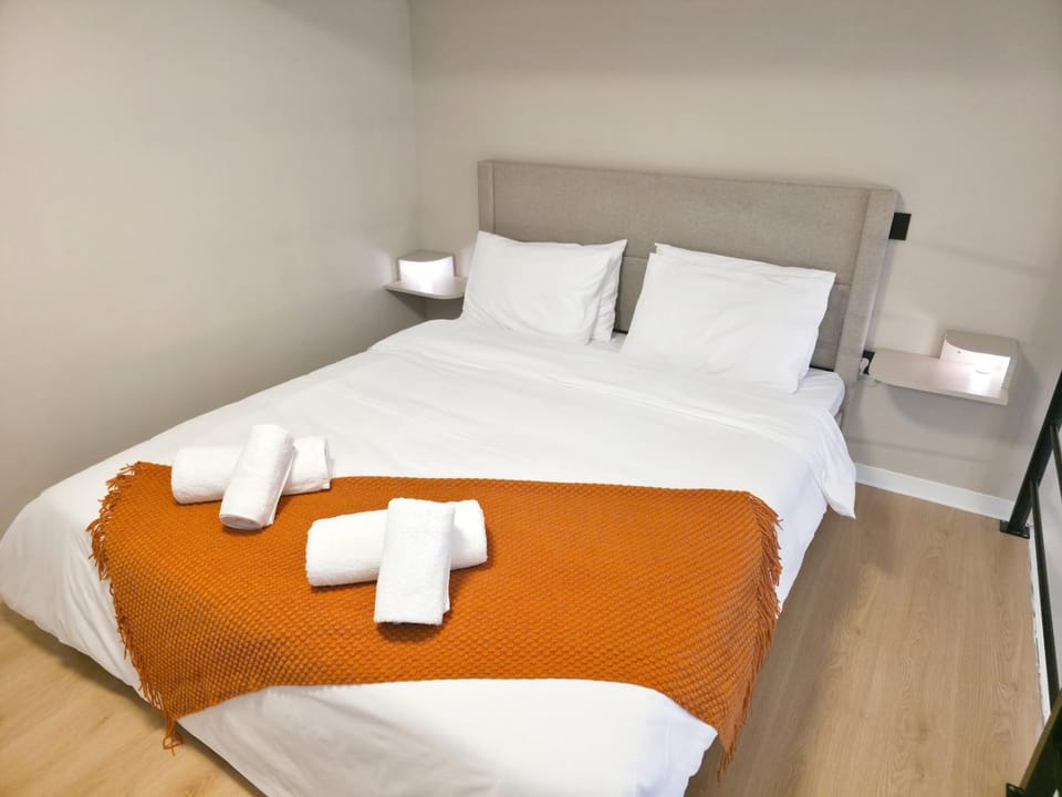 Bed, Bedroom, towels, towels