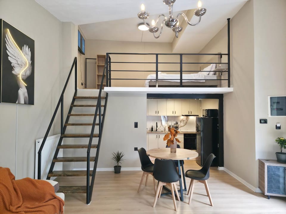 Bed, Kitchen or kitchenette, Living room, Seating area, Dining area