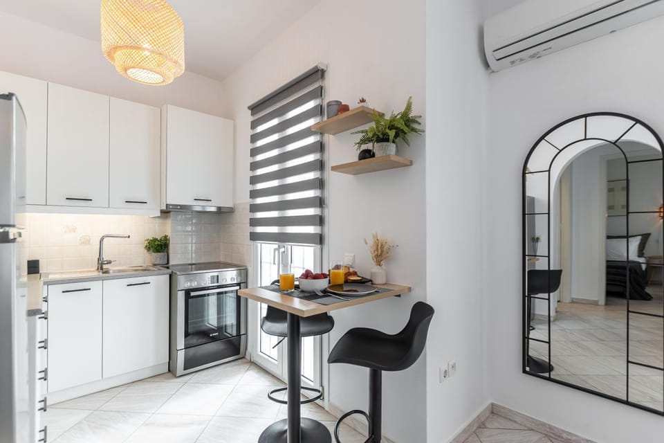 Kitchen or kitchenette, Dining area, oven, stove