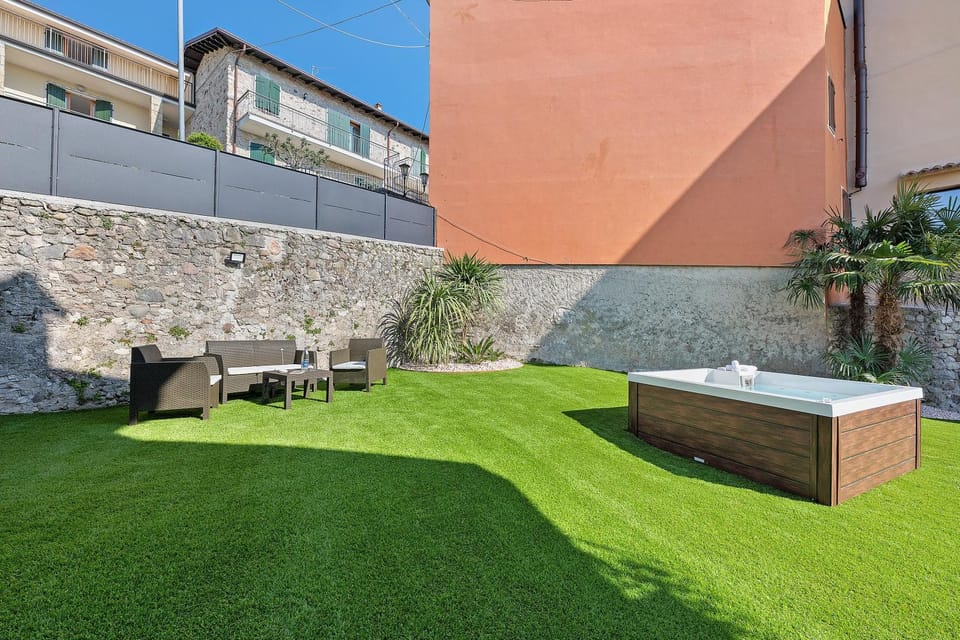 Property building, Balcony/Terrace, Living room