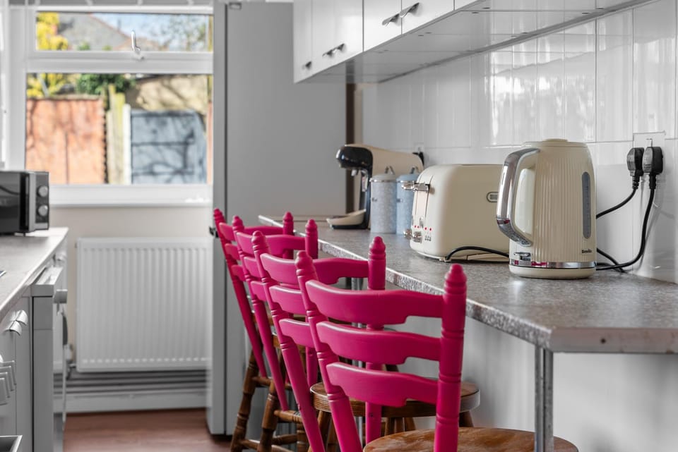 Coffee/tea facilities, Kitchen or kitchenette, oven, toaster