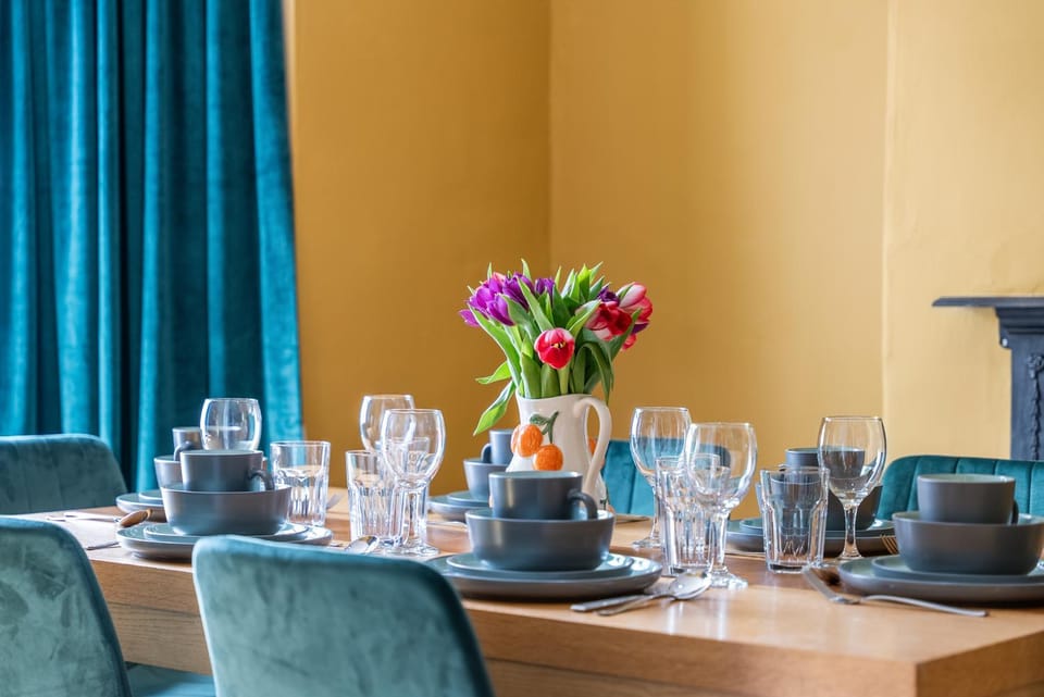 Food and drinks, Seating area, Dining area, Food, Drinks