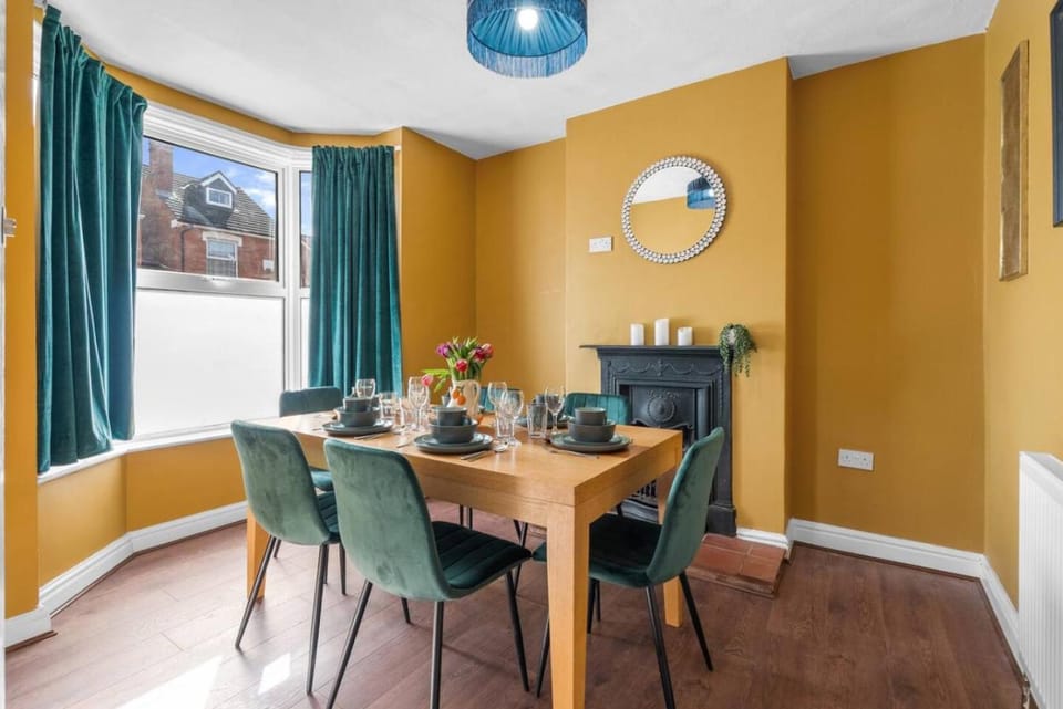 Stylish 3BR Victorian House | Garden, BBQ, Parking Apartment in Worcester