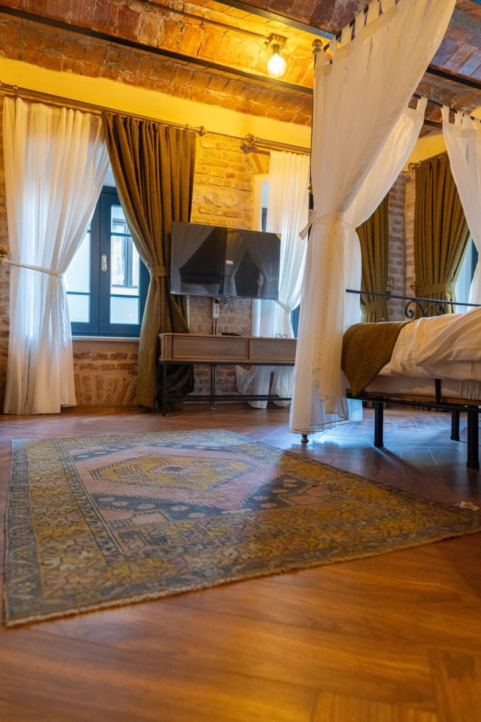 Bed, TV and multimedia, Photo of the whole room, Seating area, Bedroom