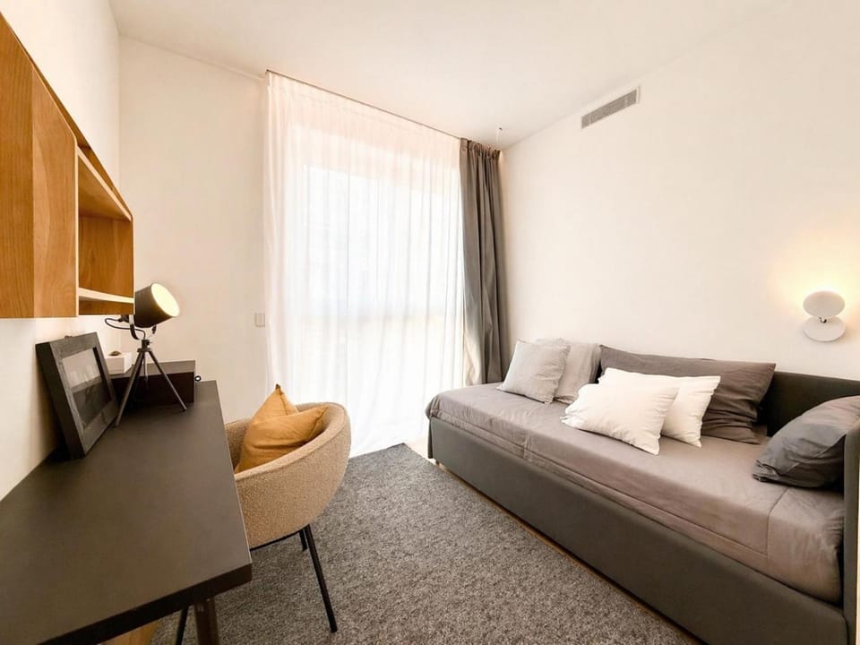 Photo of the whole room, Bedroom