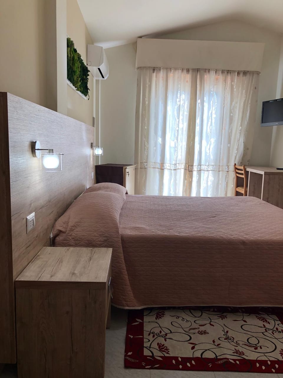 Bed, Photo of the whole room, Decorative detail, Bedroom
