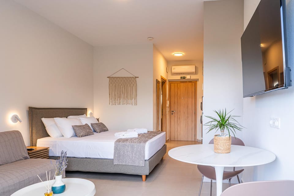 Bed, TV and multimedia, Photo of the whole room, Dining area