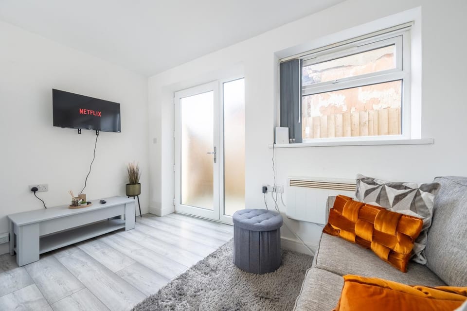 TV and multimedia, Living room, Seating area, Evening entertainment