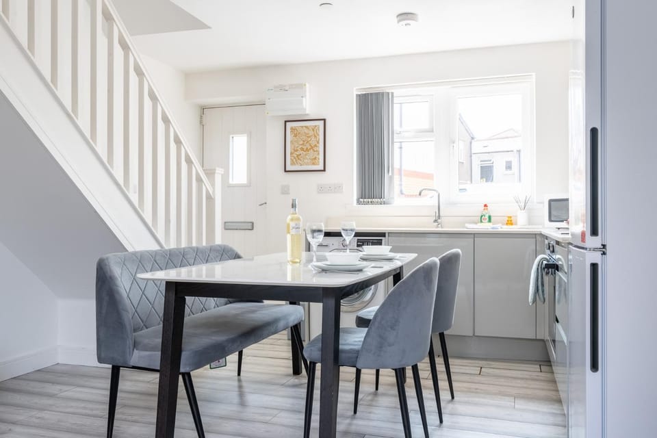 Kitchen or kitchenette, Living room, Seating area, Dining area