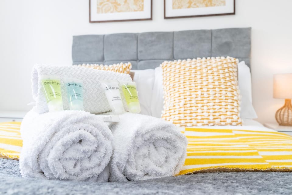 Bed, Photo of the whole room, Bedroom, towels
