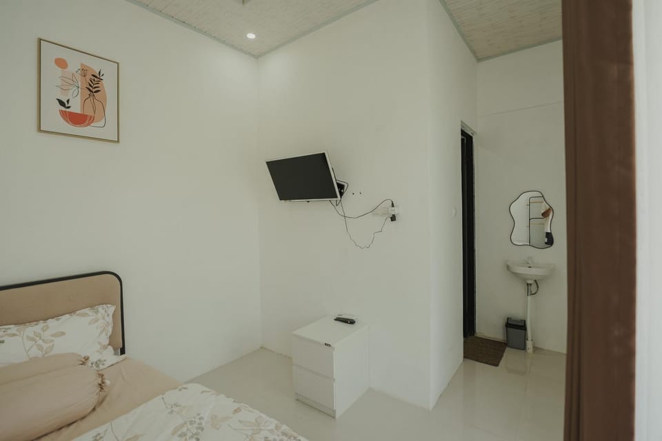 Shower, Bed, Bathroom, TV and multimedia, Bedroom