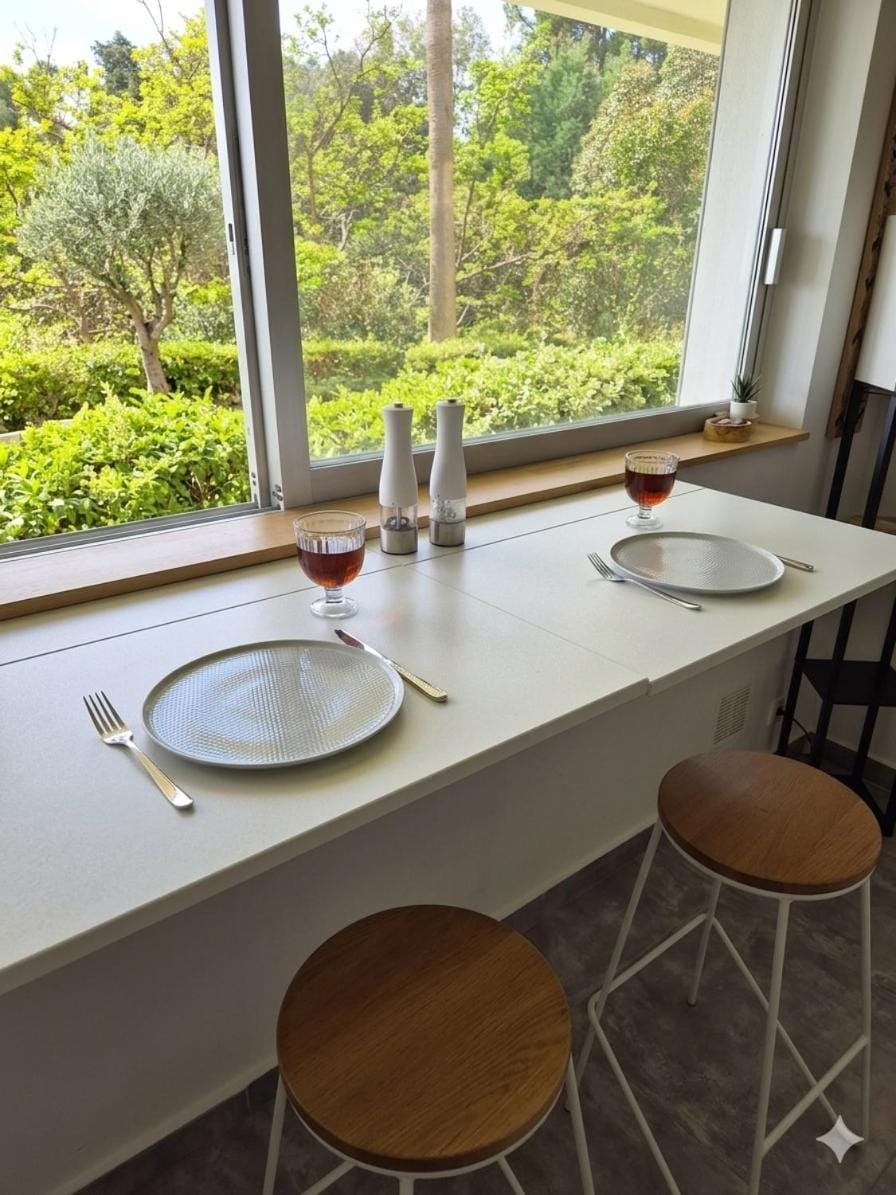 Food and drinks, Dining area, Food