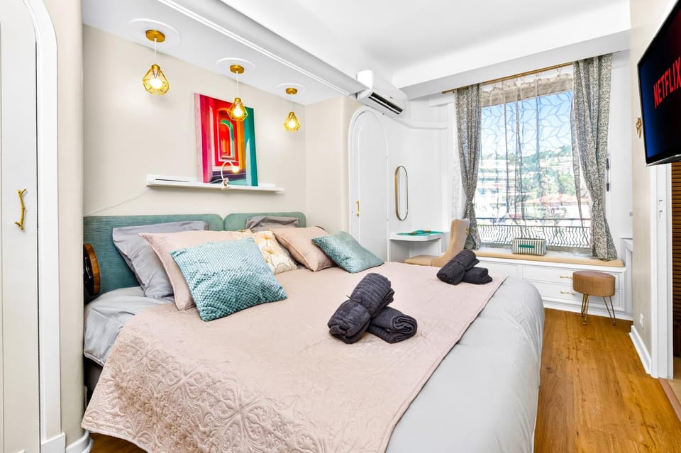 Bed, TV and multimedia, Photo of the whole room, Bedroom, towels, air conditioner