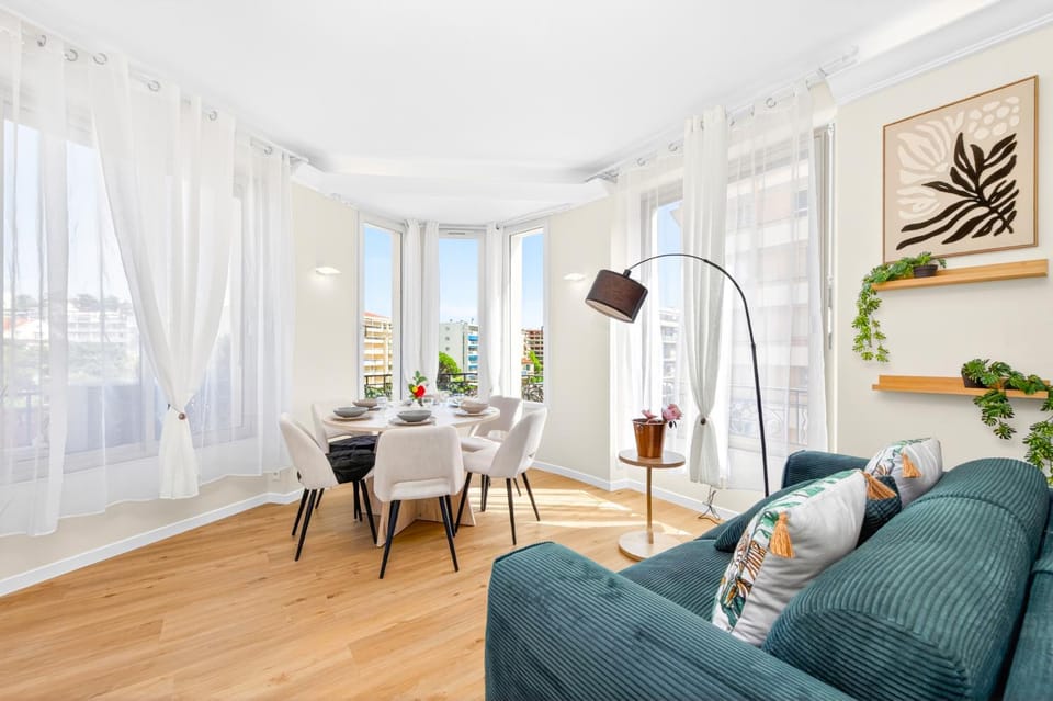 Living room, Seating area, Dining area, air conditioner