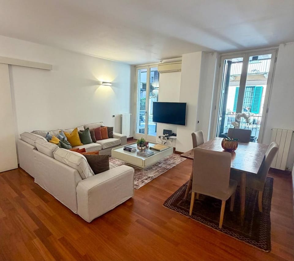 Splendido trilocale con terrazzo in zona Navigli Apartment in Milan