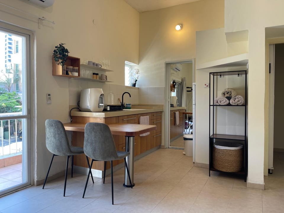 Kitchen or kitchenette, Seating area, Dining area