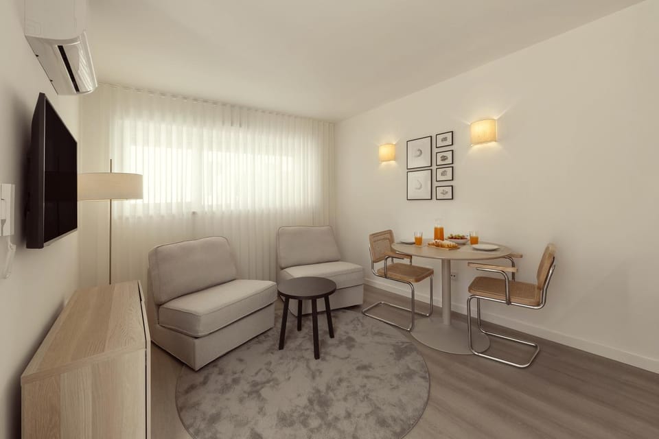 Communal lounge/ TV room, Living room, Dining area, air conditioner