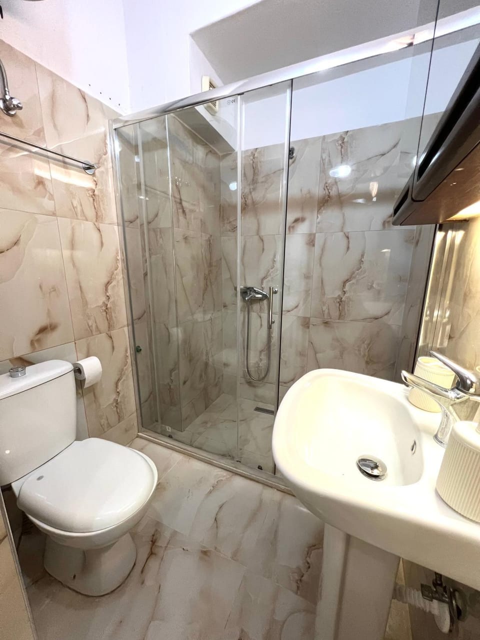 Toilet, towels