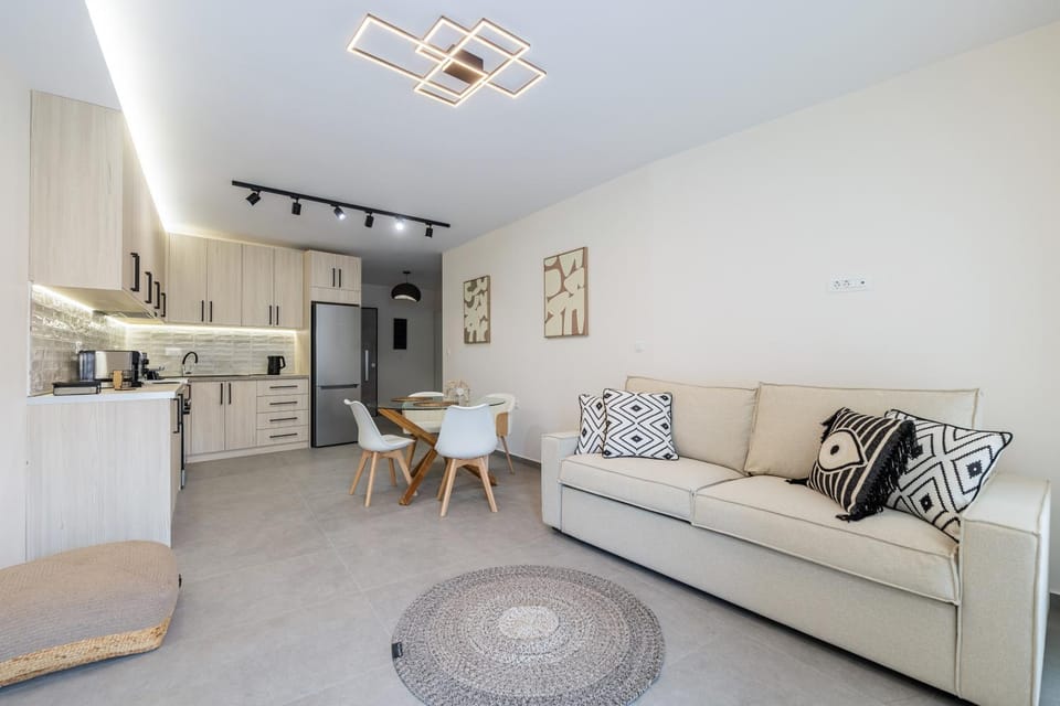 Kitchen or kitchenette, Living room, Seating area, Dining area, stove