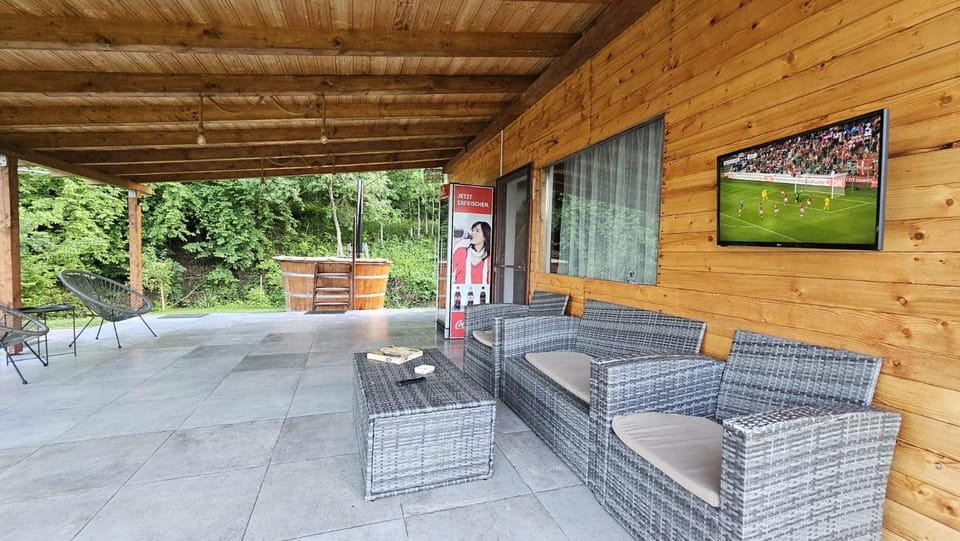 Hot Tub, Seating area