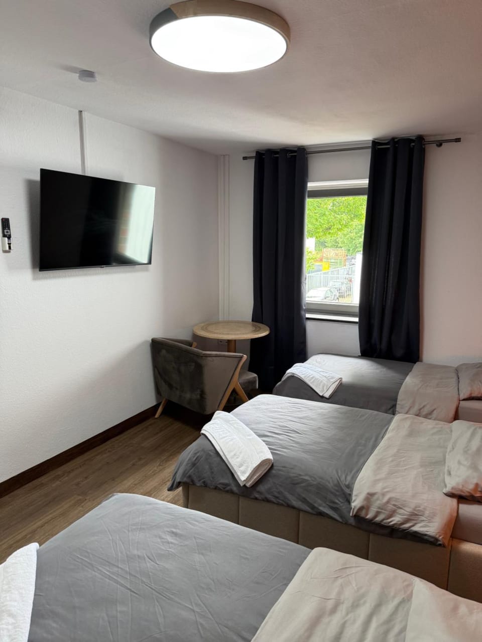 Bed, TV and multimedia, Photo of the whole room, Bedroom