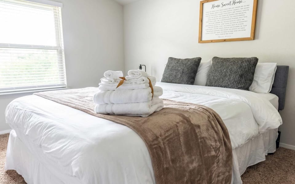 Bed, Bedroom, towels