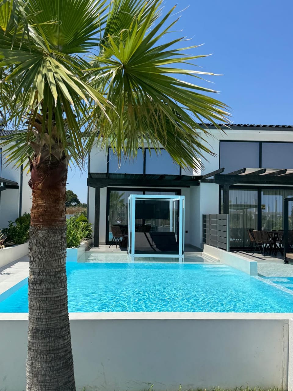 Property building, Day, Garden, Garden view, Pool view, Swimming pool, sunbed
