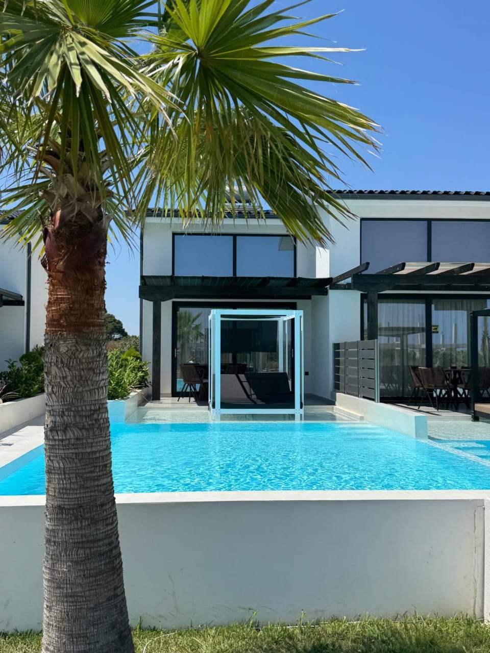 Property building, Day, Pool view, Swimming pool