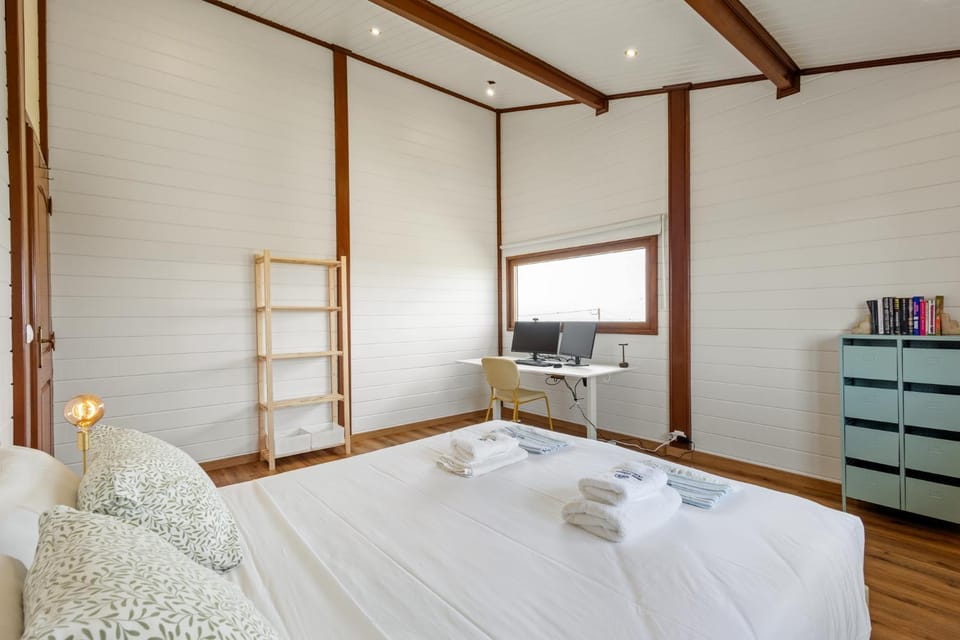 Bed, Photo of the whole room, Bedroom, towels