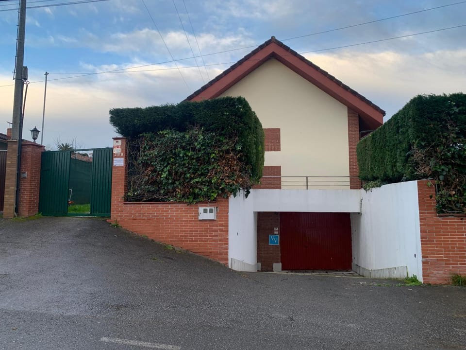 Facade/entrance, Off site