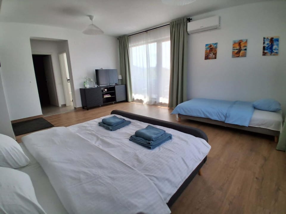 Bed, TV and multimedia, Living room, Photo of the whole room, Seating area, Evening entertainment, Bedroom, towels, air conditioner