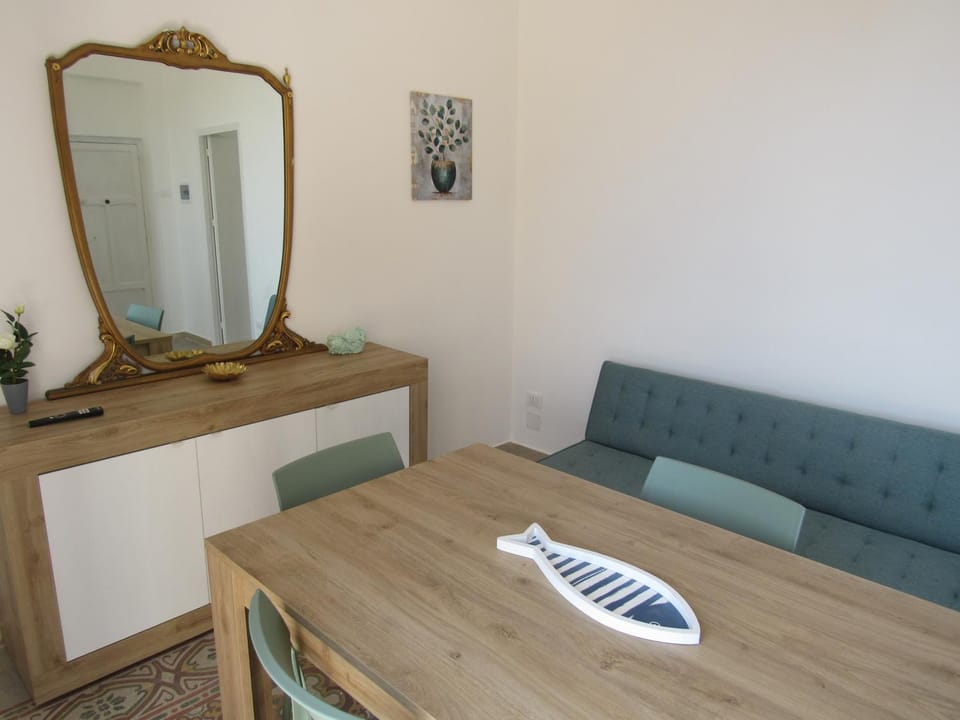 Dining area, Lunch