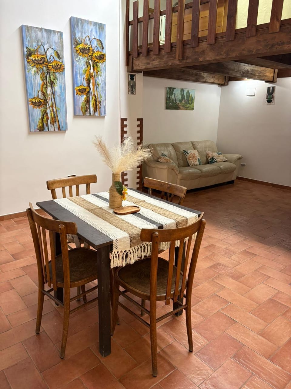 Seating area, Dining area