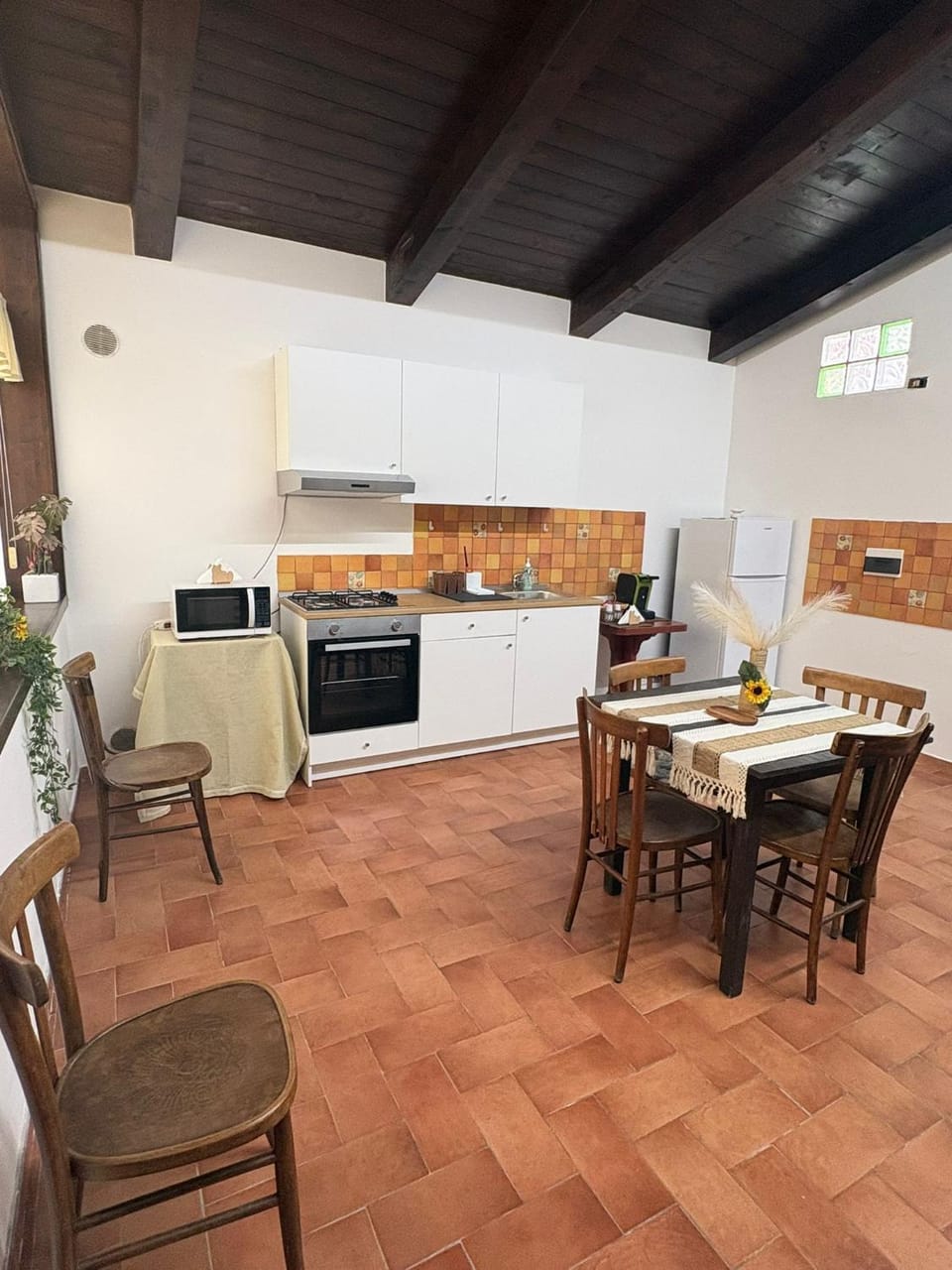 Coffee/tea facilities, Kitchen or kitchenette, Dining area, microwave