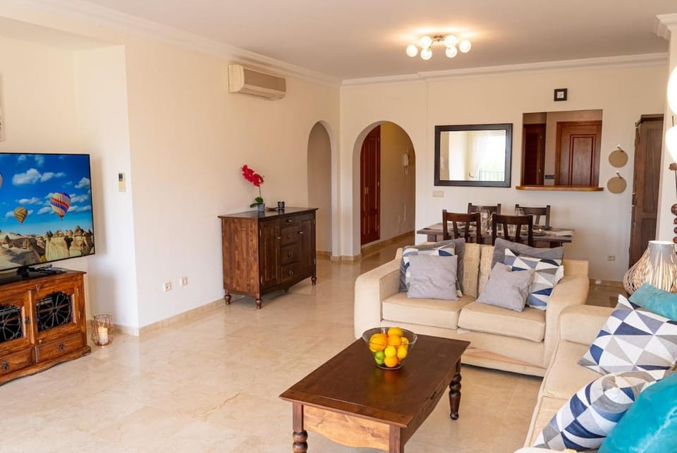 TV and multimedia, Living room, Seating area, Dining area, air conditioner
