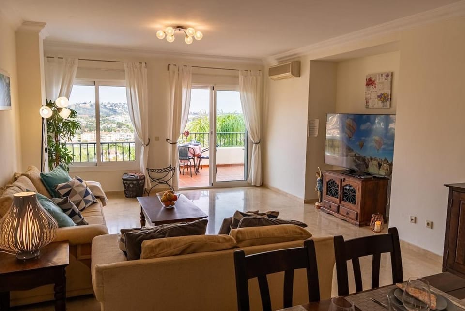 Communal lounge/ TV room, TV and multimedia, Living room, Seating area, air conditioner