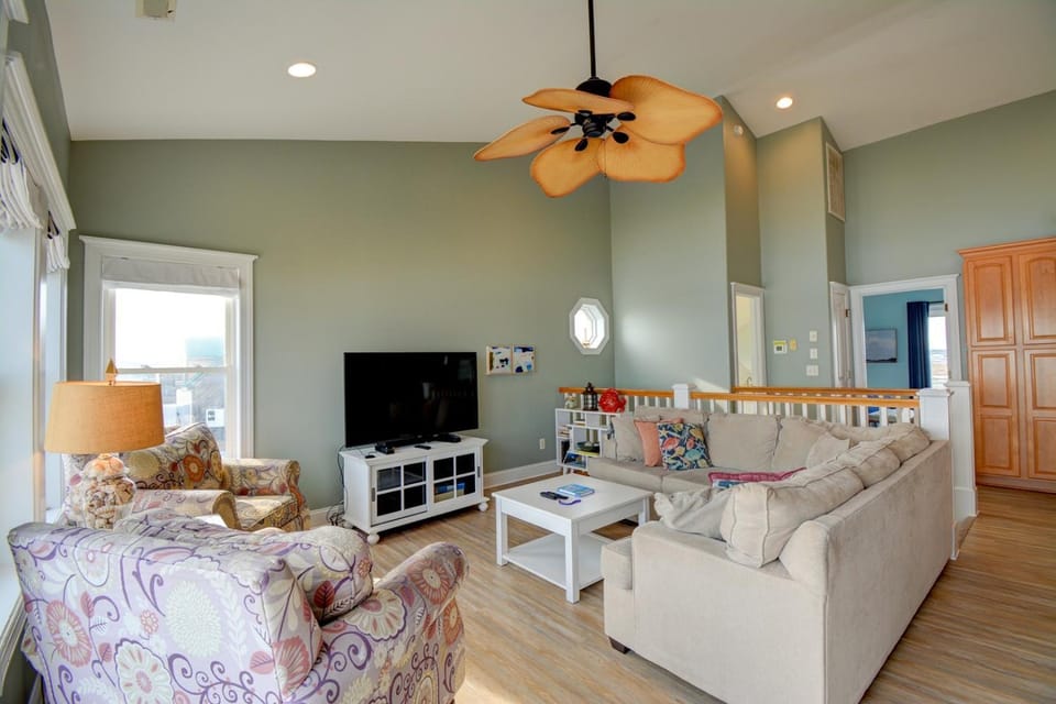 Oceanfront 4-Bedroom Sunsetter in North Topsail Beach, perfect for 11 guests! House in North Topsail Beach