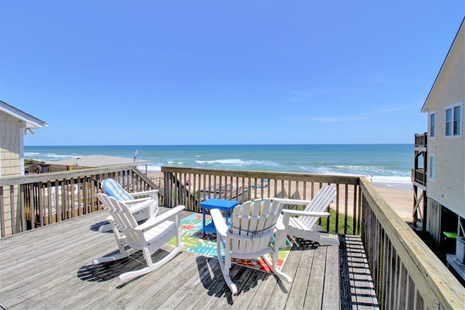 Surf Monkeys--A stunning 5-bedroom oceanfront home in Surf City, NC House in Surf City