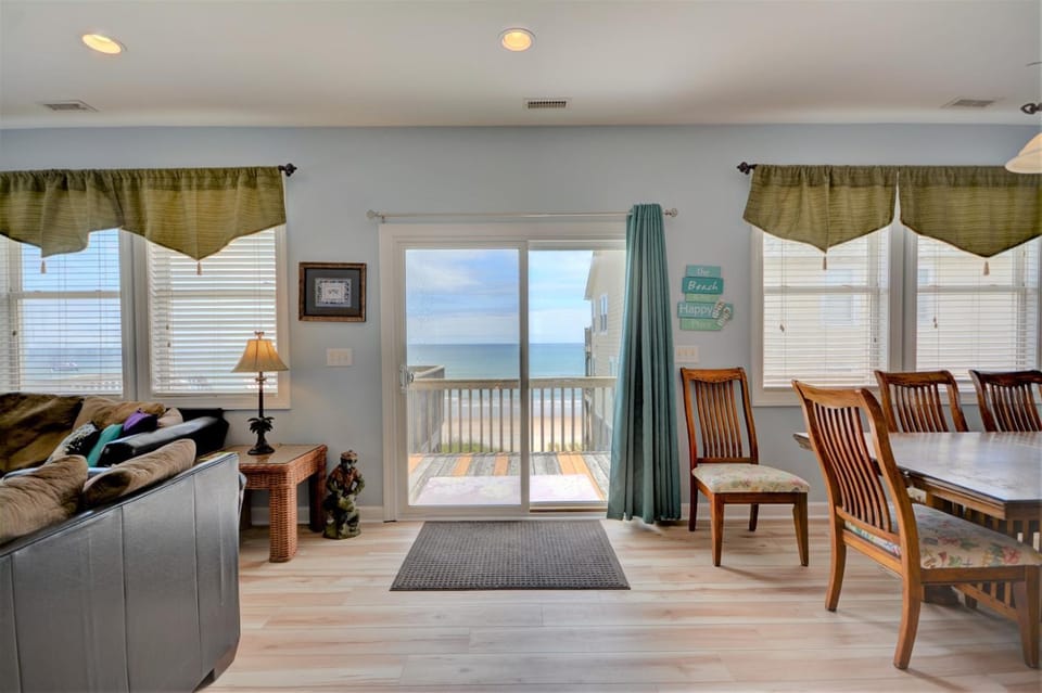 Surf Monkeys--A stunning 5-bedroom oceanfront home in Surf City, NC House in Surf City