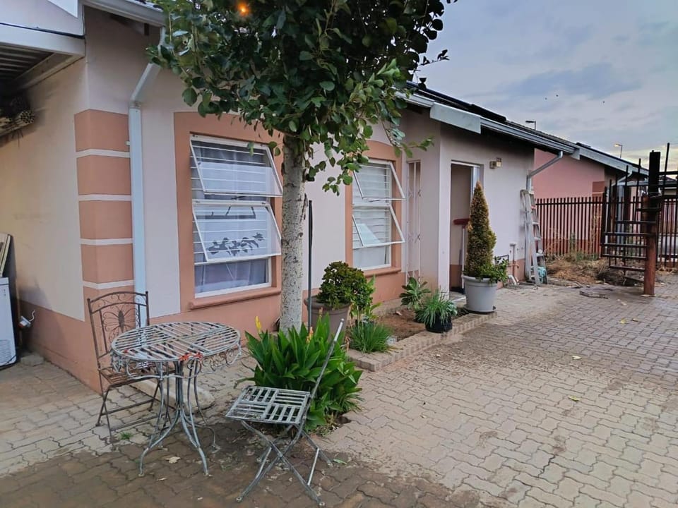 Similar COTTAGE Guesthouse Apartment in South Africa