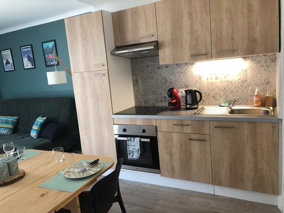 Coffee/tea facilities, Kitchen or kitchenette, Dining area, oven, stove, toaster