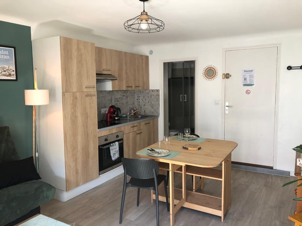 Dining area, oven, stove