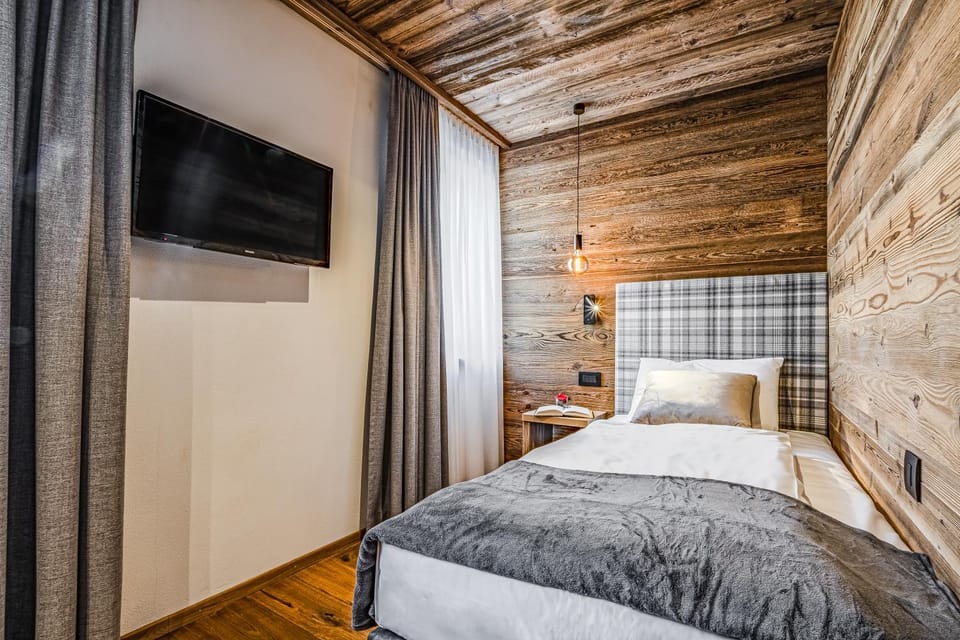 Bed, TV and multimedia, Bedroom, wardrobe