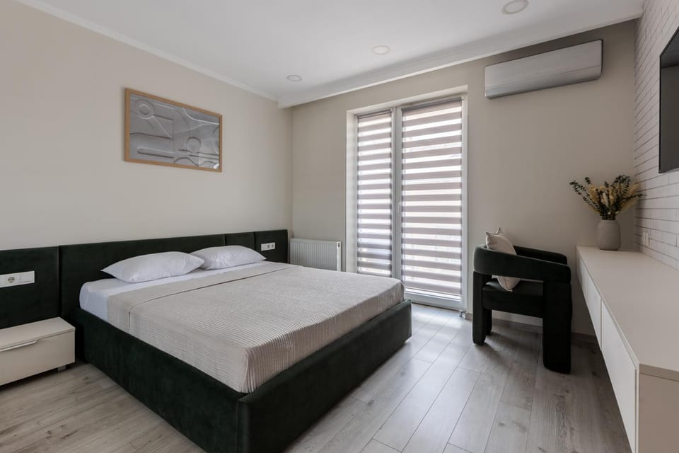 Bed, TV and multimedia, Photo of the whole room, Bedroom, air conditioner