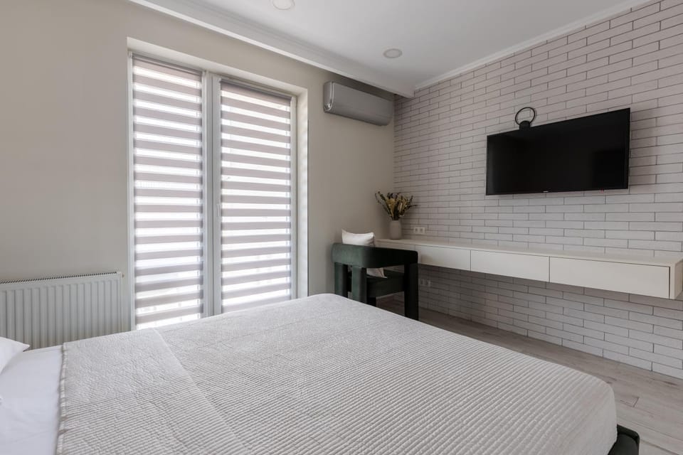 Bed, TV and multimedia, Photo of the whole room, Bedroom, air conditioner