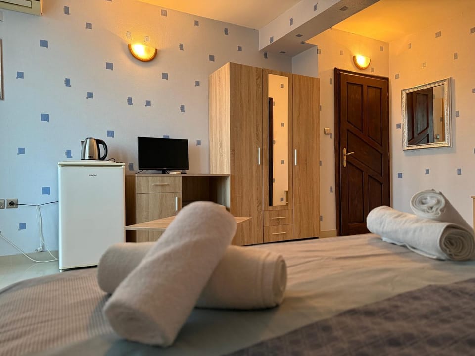 Bed, TV and multimedia, Photo of the whole room, Seating area, Bedroom, wardrobe, air conditioner