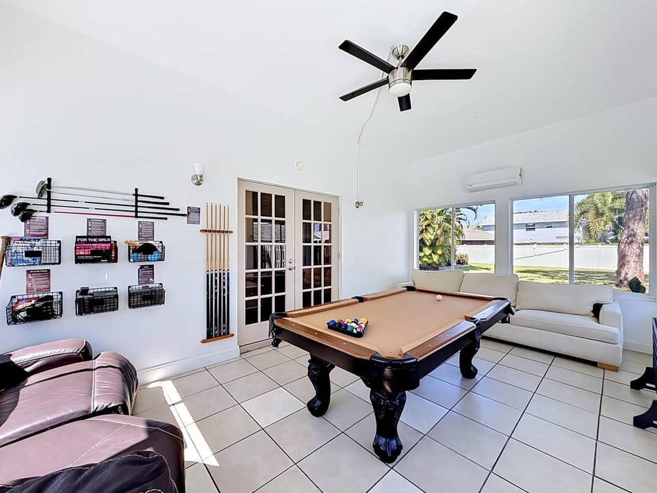 5-Bed Home with Pool & Mini Golf & Heated Jacuzzi in Boynton Beach House in Boynton Beach