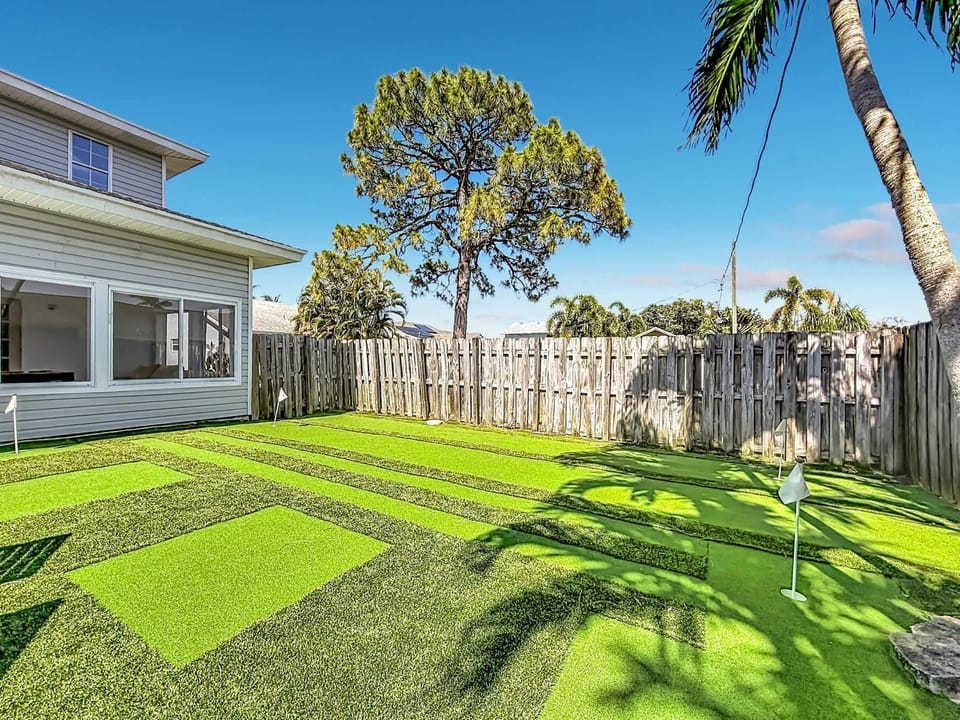 5-Bed Home with Pool & Mini Golf & Heated Jacuzzi in Boynton Beach House in Boynton Beach
